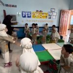 Gunakan Flash Cards, Mahasiswa PMM UMM Tingkatkan Minat Belajar Bahasa Inggris Anak