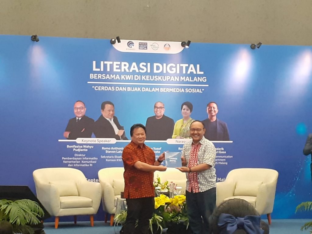 Berantas Hoaks, Kemkominfo dan KWI Gelar Literasi Digital untuk Pemuda Katolik Keuskupan Malang Kemkominfo dan KWI gelar literasi digital untuk Pemuda Katolik keuskupan Malang
