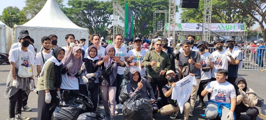 Gemasaba Kota Malang Gandeng PERISAI SDSI Daftarkan Kepesertaan BPJS Ketenagakerjaan Bagi Relawan Kebersihan AMIN Sesi Foto bersama saat serah terima kartu kepesertaan BPJS Ketenagakerjaan oleh PERISAI SDSI pada Gemasaba bersama para relawan kebersihan Jalan Sehat Bareng Amin Kota Malang 8/10.
