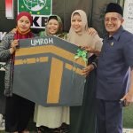 H. Abdurrochman, SH Serahkan 3 Paket Hadiah Umroh Secara Simbolik Pada Peserta Jalan Sehat Bareng Amin