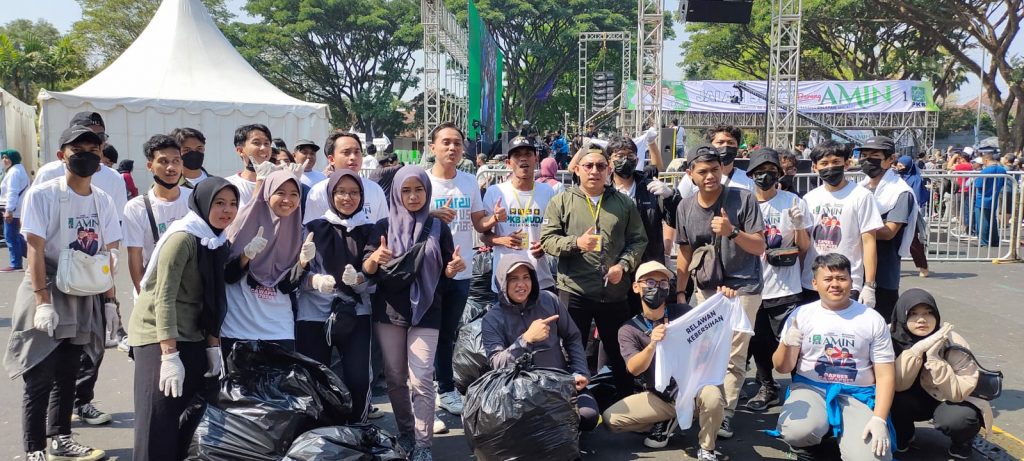Dedikasi Penuh Relawan Kebersihan AMIN pada Giat Jalan Sehat Bareng AMIN di Kota Malang Dedikasi Penuh Relawan Kebersihan AMIN pada Giat Jalan Sehat Bareng AMIN di Kota Malang