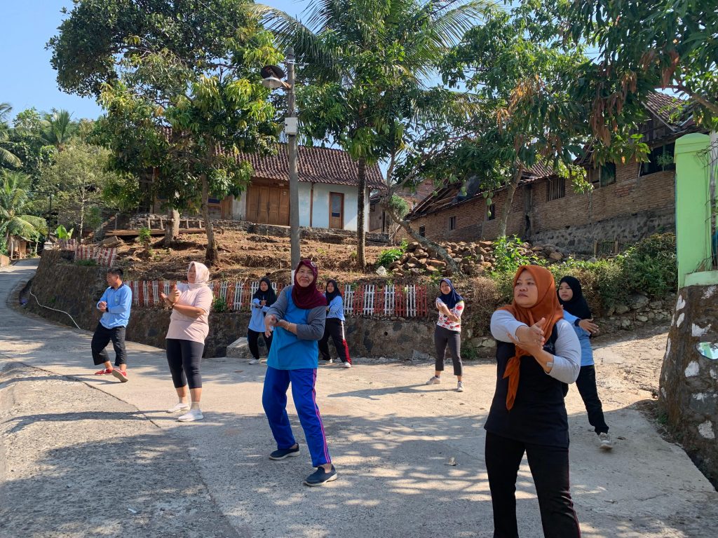 Gelar Senam Sehat, Mahasiswa KKN UIN Walisongo Ajak Masyarakat Desa Polosiri Olahraga Mahasiswa KKN Uin Walisongo Semarang ajak masyarakat jaga kesehatan melalui olahraga