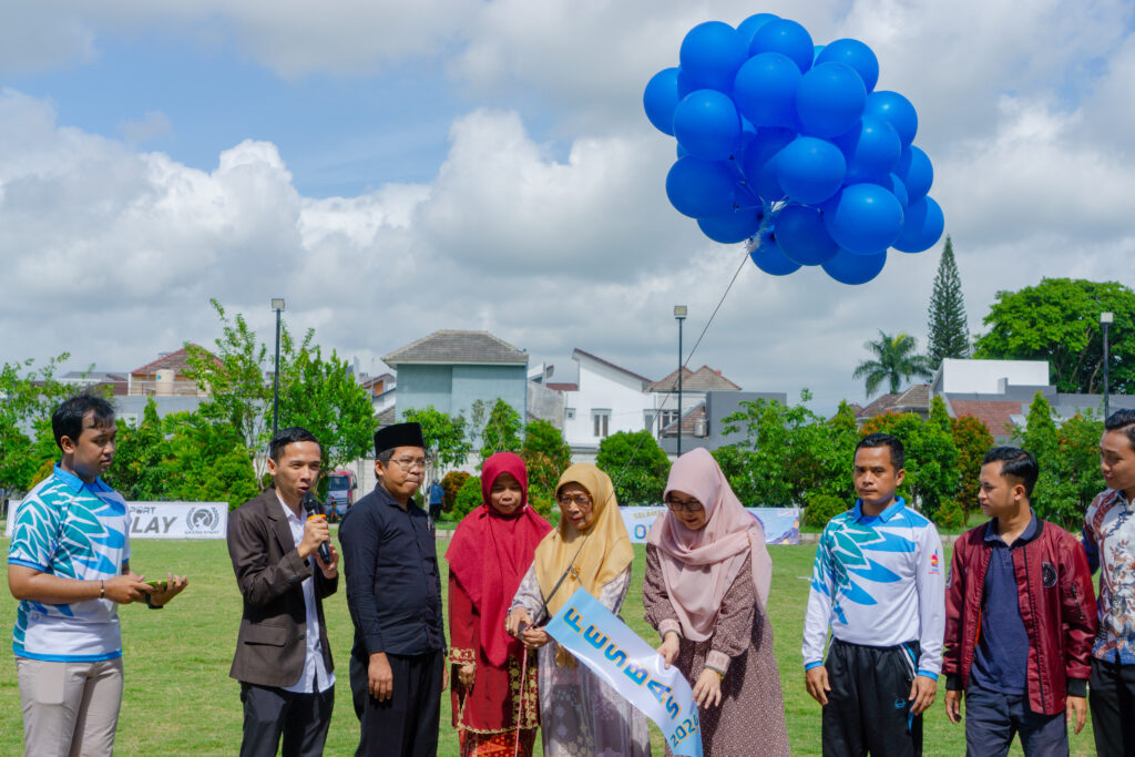 SMP Islam Bani Hasyim Gelar Festival Bani Hasyim (FESBAS) 2024 untuk Tingkat SD/MI di Malang Raya Seremoni Pembukaan Festival Bani Hasyim 2024 Oleh Pembina Yayasan Bani Hasyim Hj. Arminiwati Abbas (tengah)
