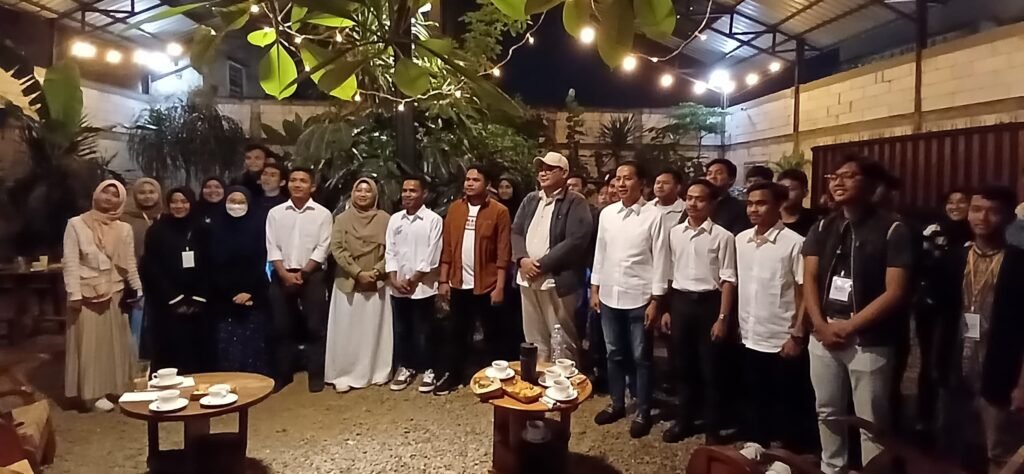 GEMASABA, ABAS, dan Kader Muda Nasdem Gelar Nobar Debat Capres Ke-3 di Malang sesi foto bersama para peserta pada acara nonton bareng debat Capres 07/01