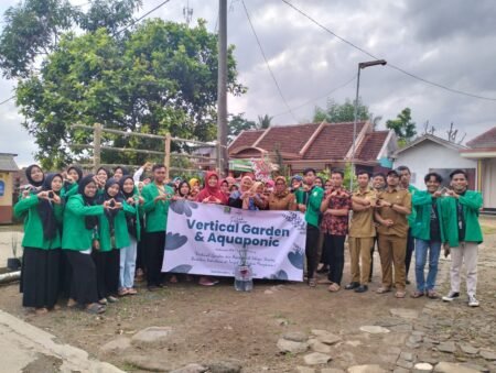 Mahasiswa KKNT Kelompok 5 UNIRA Malang Mewujudkan Lingkungan Berkelanjutan di Dusun Sumbergelang Melalui Pelatihan Pembuatan Vertical Garden dan Aquaponic Foto bersama seusai Pelatihan Vertical Garden dan Aquaponic / Iqbal Farhan Nuruddin