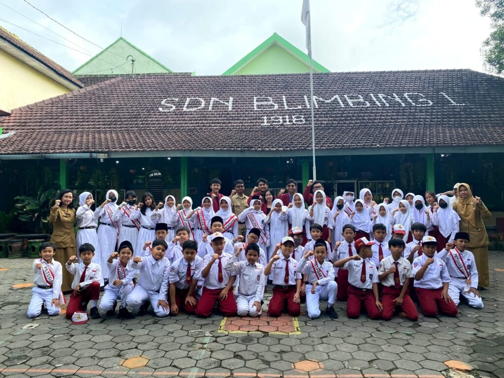 Mahasiswa PMM UMM Edukasi Siswa Pentingnya Bermedia Sosial Mahasiswa PMM UMM bersama siswa-siswi SDN Blimbing 1