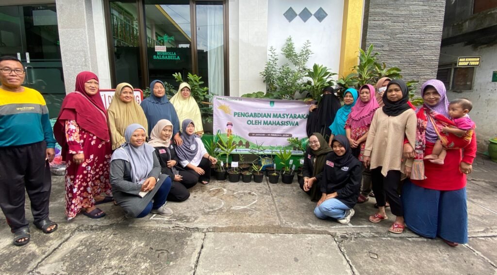 Wujudkan Desa Ramah Lingkungan, Mahasiswa PMM UMM Ajak Warga Tanam Pohon Pmm umm