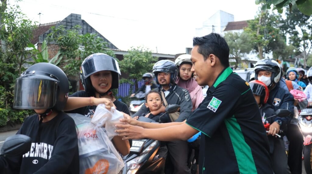 Garda Bangsa Kabupaten Malang Bagi-Bagi 1.000 Takjil