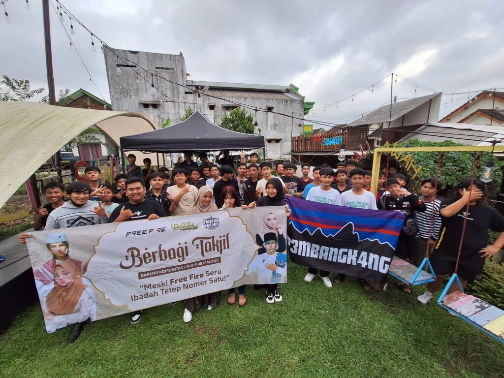 Free Fire Malang Bagi-bagi Takjil dibulan Ramadhan Free Fire Malang foto bersama saat acara berbagi takjil