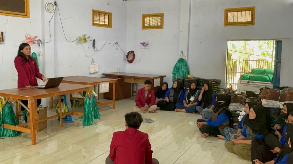 Mahasiswa PMM UMM Edukasi Pemanfaatan Teknologi Pada Perusahaan Sarung Pmm umm