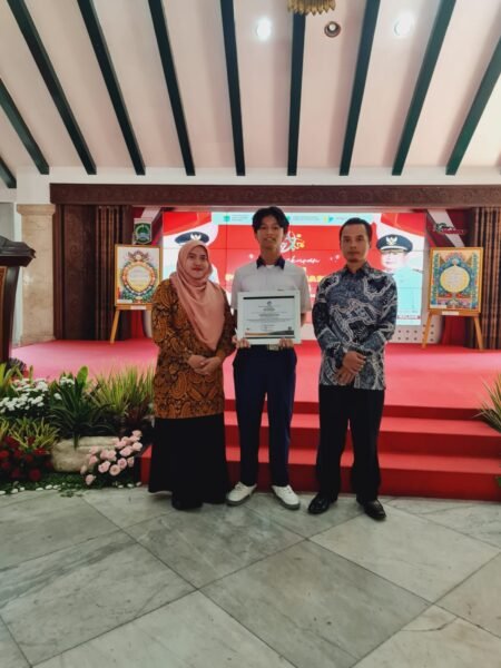 Siswa SMP Bani Hasyim Terima Penghargaan Siswa Berprestasi Kabupaten Malang Foto bersama, Mohammad Irsyad di dampingi kepala sekolah SMP Islam Bani Hasyim Fauzan, S P.d beserta wakil Kepala Sekolah Bidang Akademik, Linata M.Pd Dalam Acara Penyerahan Penghargaan Pada Siswa Berprestasi Kabupaten Malang Pada Peringatan Hardiknas 2 Mei 2024.