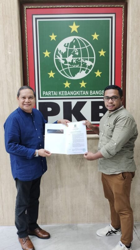 Muhammad Isa Suneth Mendapatkan Surat Rekomendasi dari PKB untuk Calon Bupati Seram Bagian Barat Keterangan Foto : Penyerahan surat penetapan pertama Muhammad Isa Suneth oleh kordinator zona sebagai calon bupati Seram bagian Barat di kantor DPP PKB Jakarta