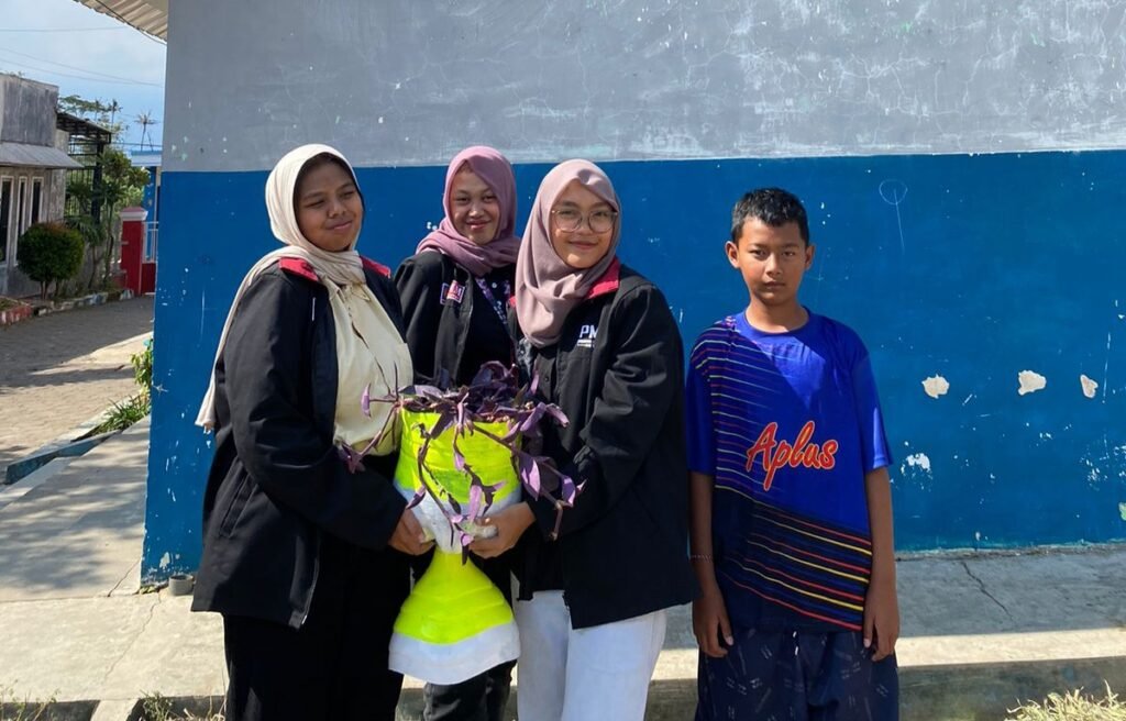 Tingkatkan Kreatifitas, Mahasiswa PMM UMM Ajak Siswa Olah Botol Plastik Jadi Media Tanam Pmm umm