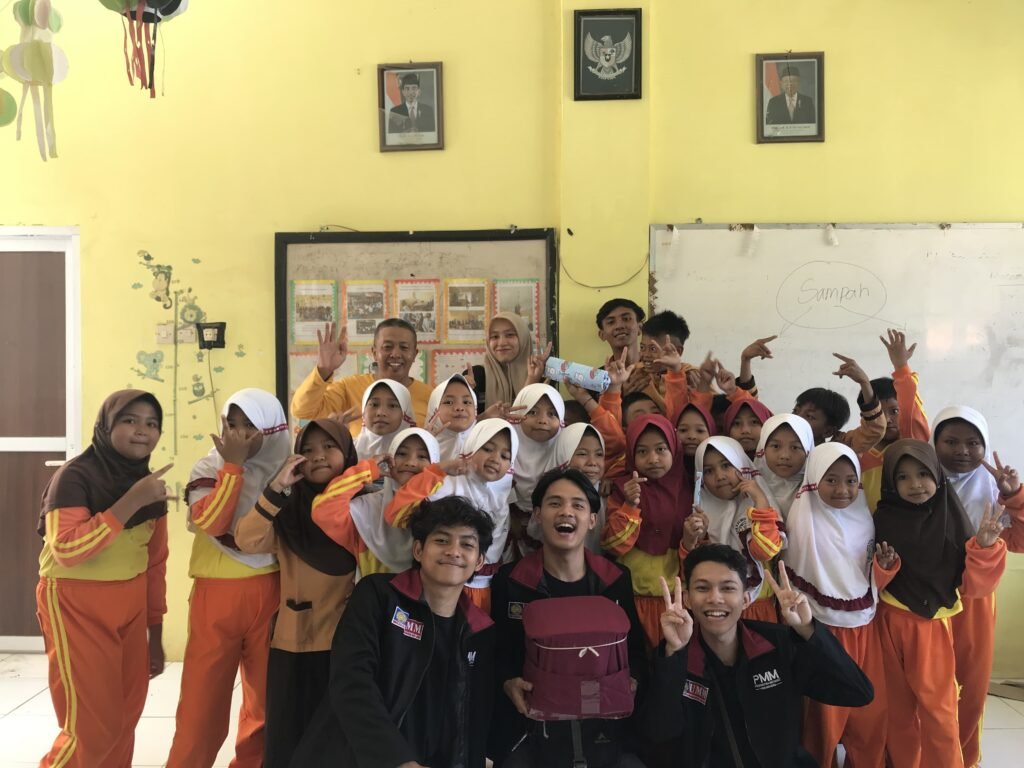 Kembangkan Kreativitas Anak, Mahasiswa PMM UMM Ajak Siswa Buat Kursi Ramah Lingkungan Pmm umm