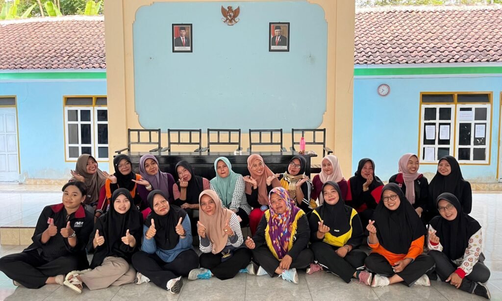 Adakan Senam dan Bagikan Brosur, Mahasiswa PMM UMM Optimalkan Produktivitas Lansia Pmm umm