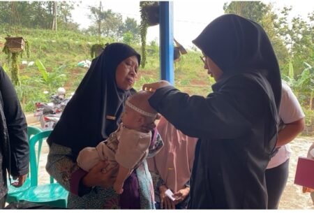 PMM UMM 64 Optimalisasi Pemberdayaan Posyandu dalam Meningkatkan Pelayanan Kesehatan PMM UMM saat melakukan kegiatan Posyandu