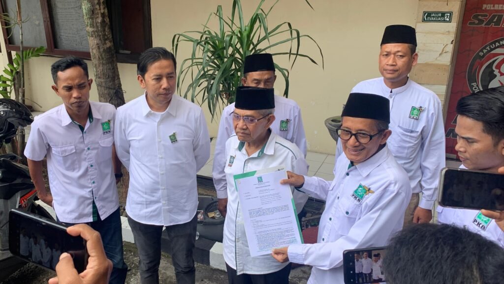 DPC PKB Kota Malang Resmi Adukan Lukman Edy ke Polisi Atas Dugaan Pencemaran Nama Baik Pengurus DPC PKB Kota Malang ketika mendatangi Polres Malang untuk melaporkan Lukman Edy terkait dugaan pencemaran nama baik. (Foto : Muliadi/Wartacakrawala.com)