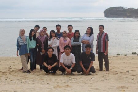 Outing Class SMA Taman Harapan : Harmoni Alam dan Kebersamaan di Pantai Gatra Foto siswa kelas XII
