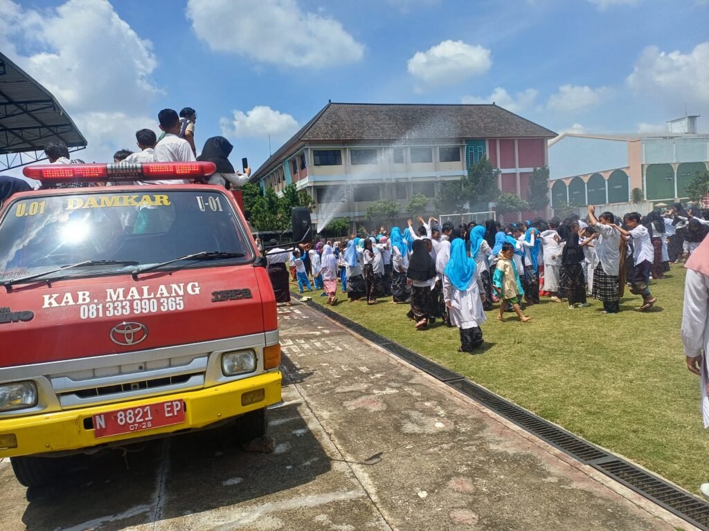 Edukasi Kebakaran Bersama Tim Damkar Kabupaten Malang di SD Islam Bani Hasyim SD Islam Bani Hasyim mengadakan kegiatan bertajuk "Belajar dengan Tim Damkar Kabupaten Malang" (22/10)