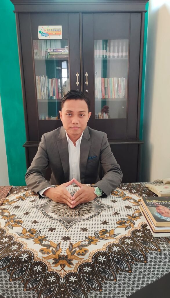 Kritik Kurikulum Merdeka, Menanti Kebijakan Baru Pendidikan Dasar dan Menengah Moh. Badrul Bari, M.Pd, merupakan kepala bidang akademik dan kerjasama di Yayasan Pendidikan Bani Hasyim Malang