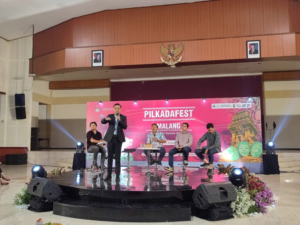 Badrul Bari Ajak Generasi Milenial dan Gen Z Menangkan LUMAN pada Gelaran Pilkada Fest di Malang Badrul Bari, Ketua Divisi Kampanye sekaligus Juru Bicara pasangan calon LUMAN saat menyampaikan Visi-misi di hadapan audiens