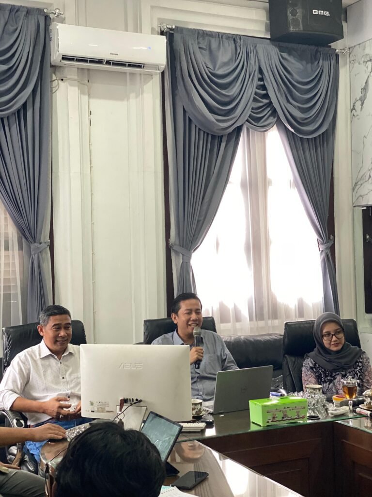 Gelar Pelatihan Analisis Kebijakan Malang Institute: Sudah Cukup Millenial Berdiskusi Tanpa Arah, Harus Paham Cara Menyampaikan Pikiran yang Baik dan Benar untuk Kota Malang Ketua Komisi C-DPRD Kota Malang, Muhamad Anas Muttaqin (Tengah)