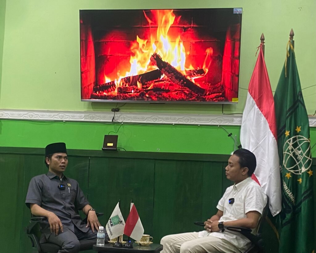 Ketua Fraksi PKB Kota Malang: PKL Harusnya 0 Persen Pajak, Jangan Tambah Beban Mereka Ketua Fraksi Partai Kebangkitan Bangsa (PKB) DPRD Kota Malang(Kiri), Saniman Wafi, S.Tr.Par, menyatakan sikap tegas menolak rencana pengenaan pajak kepada Pedagang Kaki Lima (PKL)