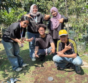 Pemasangan Biopori Oleh Kelompok 6 PMM Desa Sidorahayu Di Kebun Bunder Hortikulura