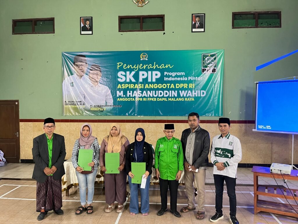 Beasiswa PIP Disalurkan, Mas Wafi: Ini Bentuk Nyata Kepedulian Kepada Rakyat Beasiswa PIP Disalurkan, Mas Wafi: Ini Bentuk Nyata Kepedulian Kepada Rakyat