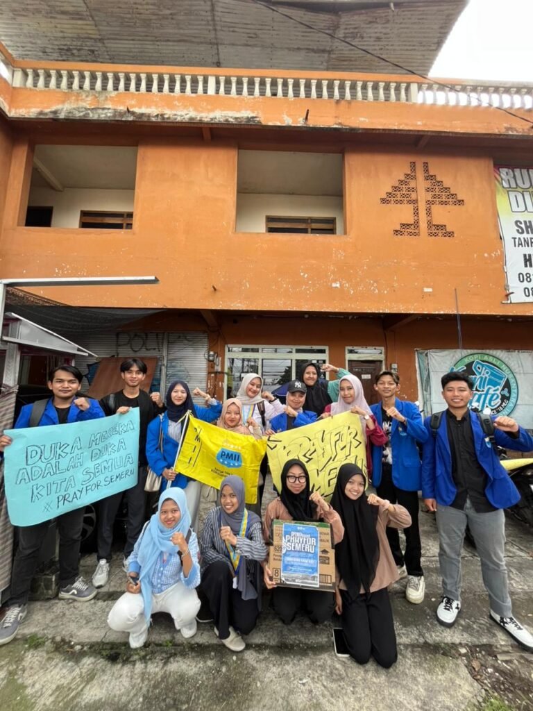 Duka Mereka,Duka Kita Semua : PMII IBNU RUSYD UNIKAMA Sukses Menggelar Galang Dana dalam Aksi Kemanusiaan untuk Korban Erupsi Semeru Anggota dan Pengurus PMII Ibnu Rusyd Unikama dalam Penggalangan Dana Gunung Semeru