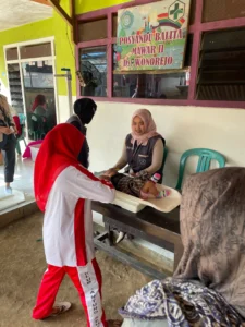 Mahasiswa KKN Reguler Turut Aktif dalam Pelayanan Posyandu Moringa untuk Balita, Anak-Aanak, dan Lansia Mahasiswa KKN Reguler Turut Aktif dalam Pelayanan Posyandu Moringa untuk Balita, Anak-Aanak, dan Lansia