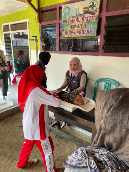 Mahasiswa KKN Reguler Turut Aktif dalam Pelayanan Posyandu Moringa untuk Balita, Anak-Aanak, dan Lansia Mahasiswa KKN Reguler Turut Aktif dalam Pelayanan Posyandu Moringa untuk Balita, Anak-Aanak, dan Lansia