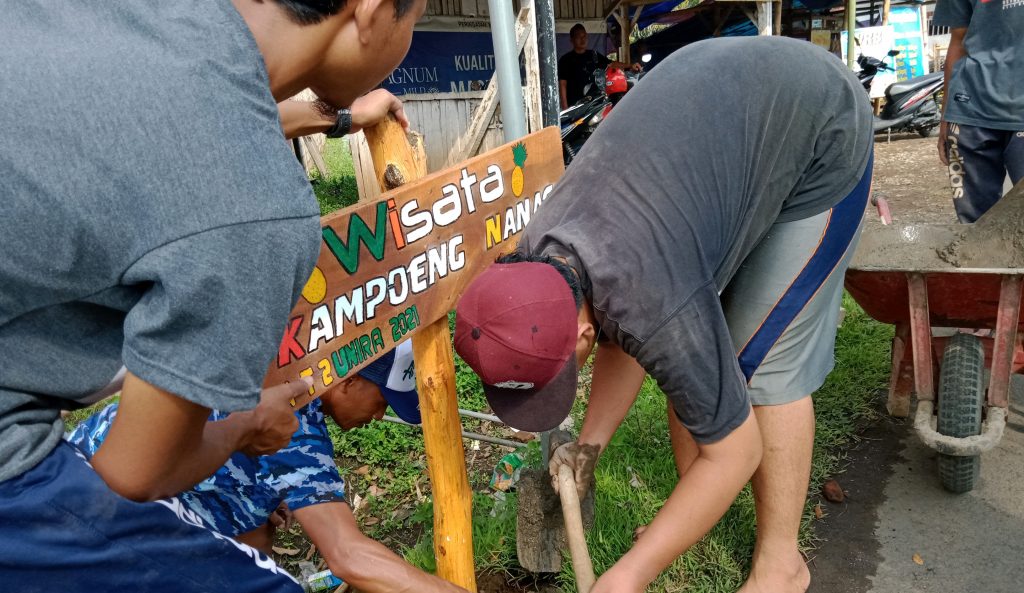 pasang papan nama