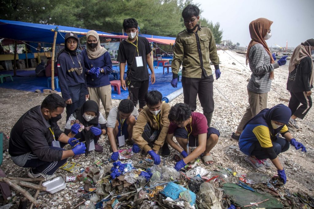 Giat bersih pantai Kenjeran Surabaya oleh BEM PENS Surabaya dan Ecoton / istimewa