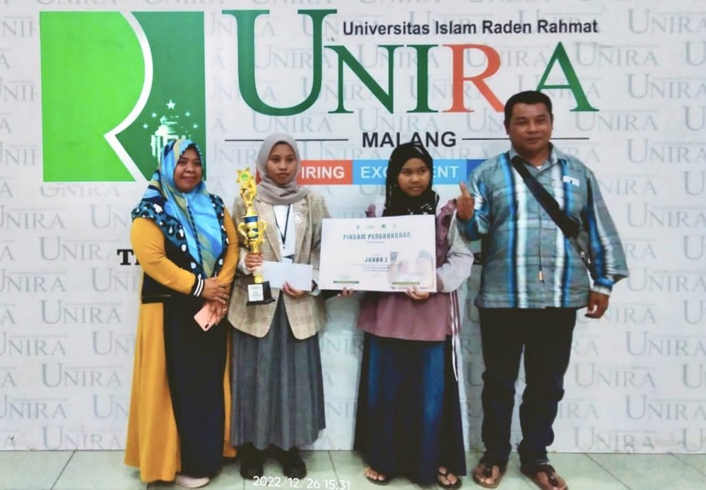 Alfin Nurul Choiriyah memamerkan penghargaan lomba Pidato Kebangsaan yang dilaksanakan oleh Pengurus Cabang (PC) IPNU Kabupaten Malang