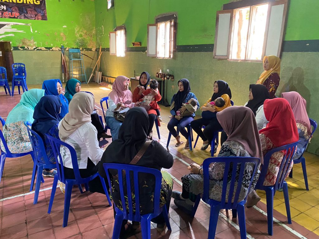 Kegiatan FGD yang difasilitatori oleh Yati DPPKB Kabupaten Malang. Foto/Boni Mansyur.