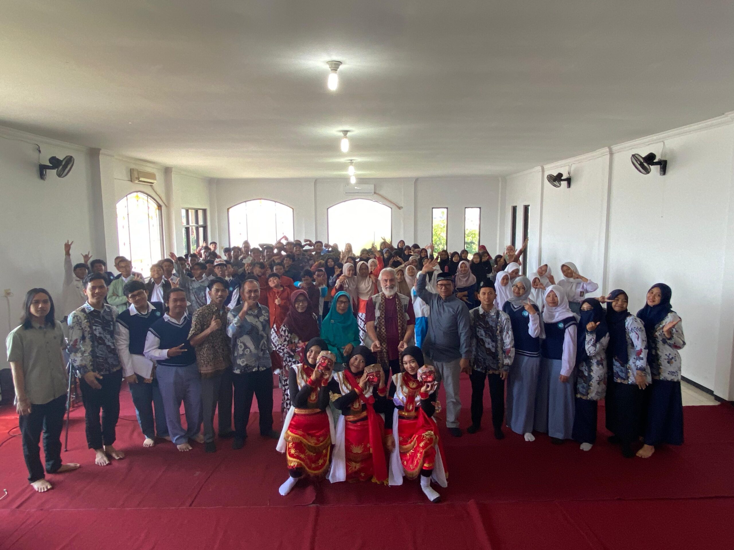 SMA Islam Bani Hasyim mengadakan kegiatan International Class dengan menghadirkan Prof. Evangelos Afendras, seorang guru besar dari Yunani, Selasa (19/09)