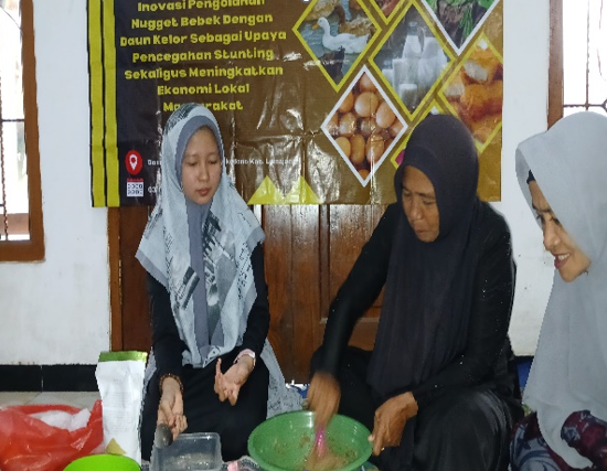 Mahasiswa Kandidat Magister Mengabdi Unisma menggelar pelatihan dan penyuluhan pengolahan nugget bebek dengan daun kelor di Desa Selokbesuki Lumajang Jawa Timur